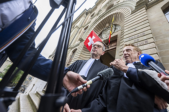lenové rodiny indického miliardáe Hinduji byli bhem procesu v enev...