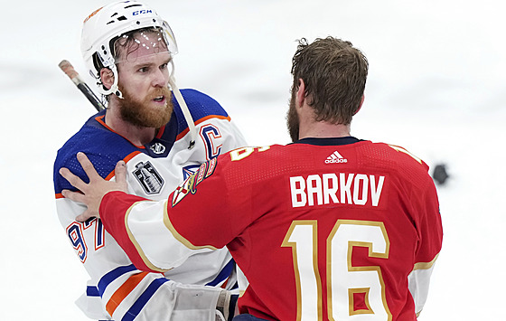 Edmontonský kapitán Connor McDavid (vlevo) se po rozhodujícím finále zdraví s...
