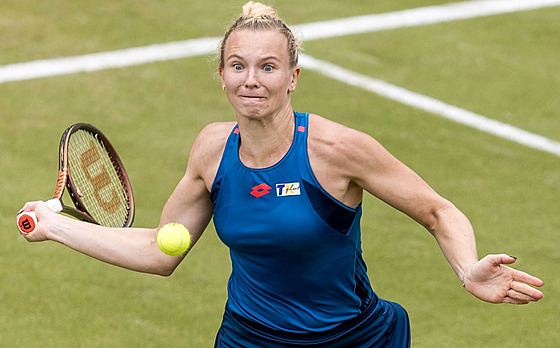 Kateina Siniaková v duelu s Jessicou Pegulaovou.