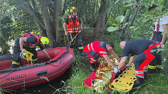 Strá�níci na�li v Onderkov� pískovn� mladíka, který strávil ve vod� del�í dobu....
