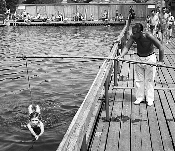 Výuka metodou bidla v plovárn Na Mlýnku v roce 1954