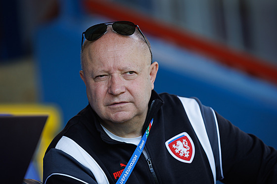 P�edseda FA�R Petr Fousek pozoruje trénink mu�stva p�ed utkáním s Tureckem.