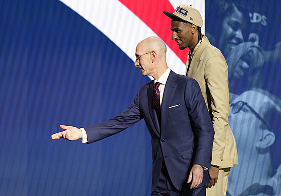 Komisioná� Adam Silver ukazuje Alexi Sarrovi cestu do NBA: