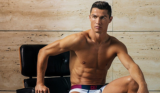 Cristiano Ronaldo v reklam na spodní prádlo své znaky CR7