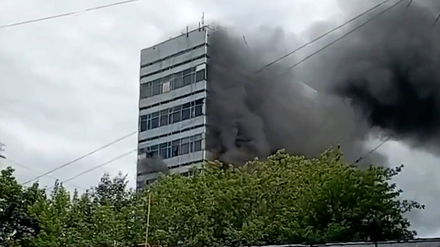 Výzkumný institut u Moskvy zachvátil požár, plameny uvěznily lidi uvnitř