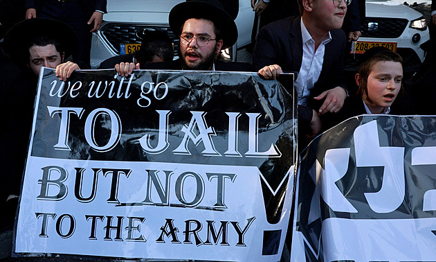 „Radši do vězení než do armády!“ Ultraortodoxní židé zablokovali dálnici