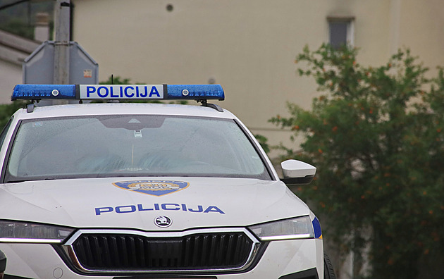 Při výbuchu auta zemřelo v Chorvatsku dítě z Česka, dvě ženy jsou zraněné