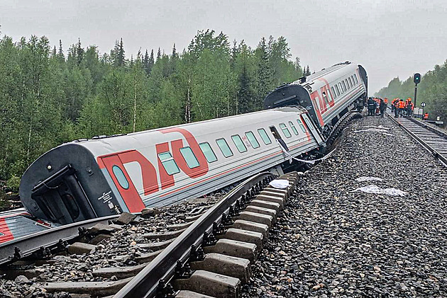 V Rusku mezi močály vykolejil osobní vlak. Na místě našli dva mrtvé