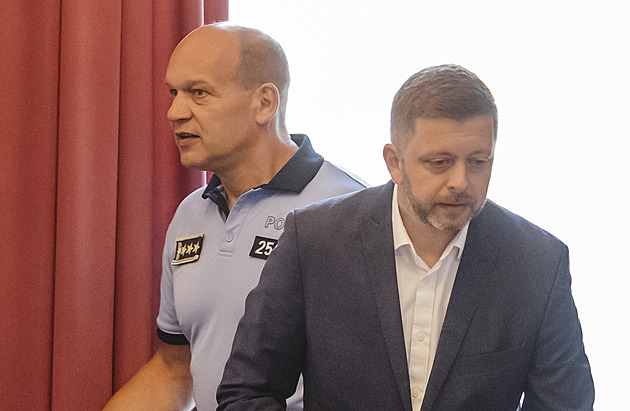 Lékaři budou mít povinnost prověřovat stav držitelů zbraní, uvedl Rakušan