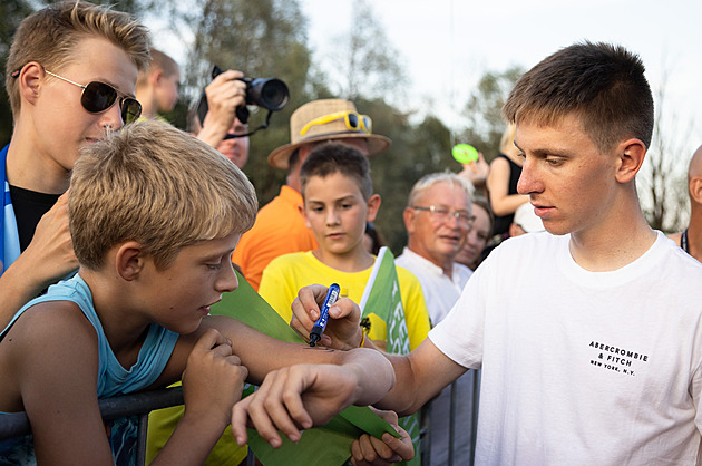 Náskok sedm minut, odolal jediný. Pogačar po unikátní výzvě gratuloval: Klobouk dolů