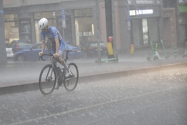 Dorazila dešťová vlna, meteorologové čekají přívalové srážky i bouřky