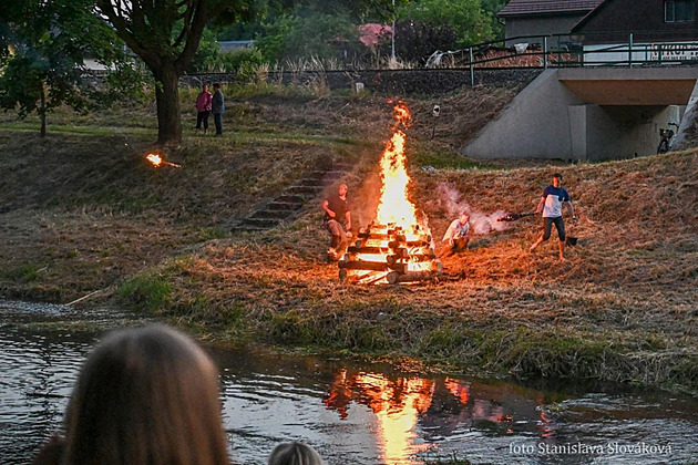 Zapálené metly poletí přes řeku, Příbor slaví svatojánskou noc