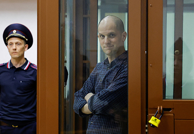 V Rusku pokračuje proces s americkým novinářem. Soud vyloučil média i veřejnost