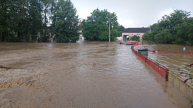 Blesková povodeň poničila na Přerovsku sedm obcí, v jedné se utrhla hráz rybníka