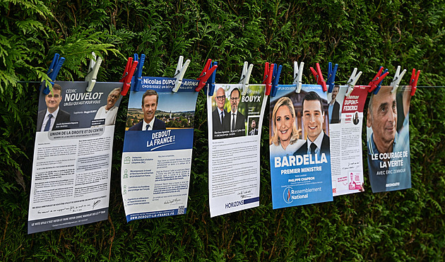 Francouzi hlasují v prvním kole voleb, očekává se úspěch nacionalistů