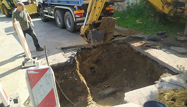 Po havárii potrubí je část Jihlavy bez vody, služby poslaly do ulic cisterny