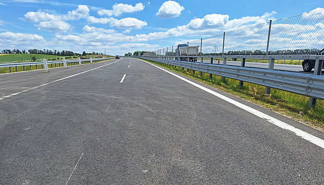 Slavnostní zprovoznní nového úseku dálnice D7 u Chluman na Lounsku (24....