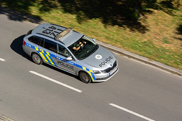 Policisté na Brněnsku při honičce nabourali a skončili v nemocnici. Řidič utekl