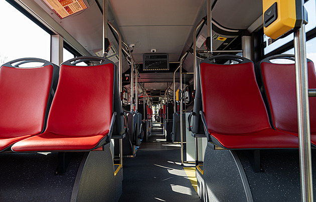 Cestující, upeč se. Řidiči autobusů MHD sbírají pokuty i za vypínání klimatizace