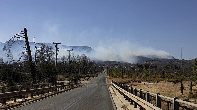 Řecko opět v plamenech. U Atén s požárem bojují stovky hasičů