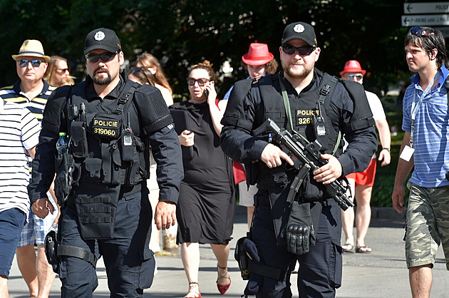Policie na filmovém festivalu nasadila dlouhé zbraně a antidronovou ochranu