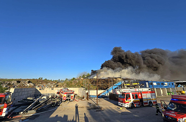 Na východě Bratislavy hořela skládka, zasahovaly desítky hasičů