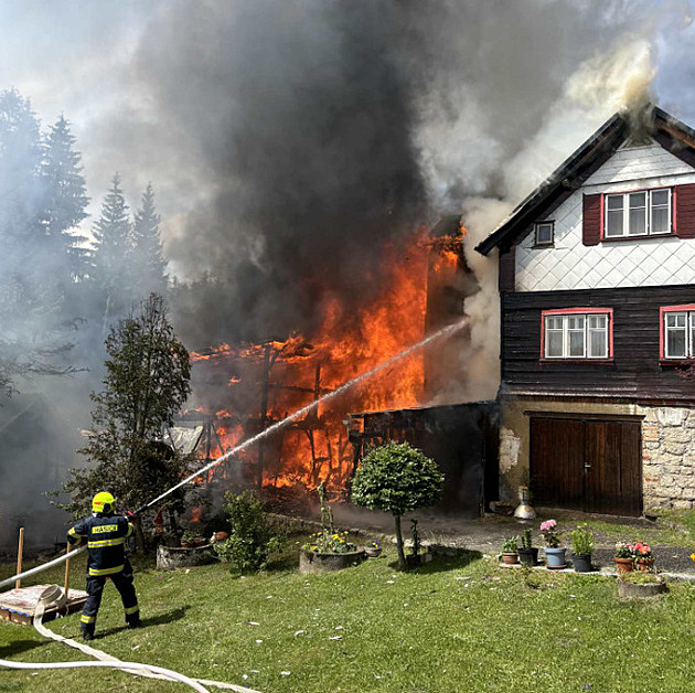 V Jizerských horách hořel dům. Požár vypukl v kůlně, hasiči použili i žebřík