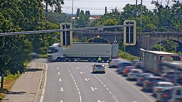 Turecký kamion se marně snažil podjet most v Brně a zablokoval městský okruh