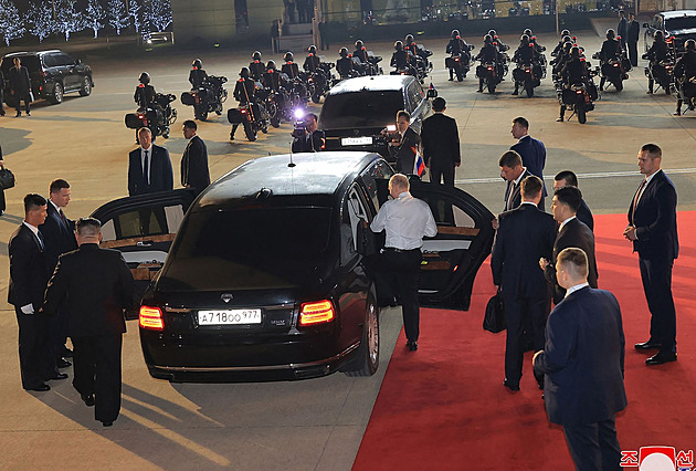 Kuriozity návštěvy Putina u Kima: rozpaky u auta, ponížení ministrů či dárky