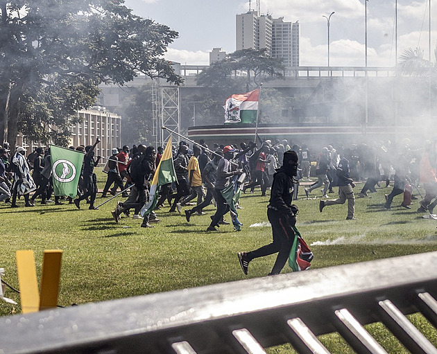 Keňané protestující proti daním zapálili parlament, vláda nasadila armádu