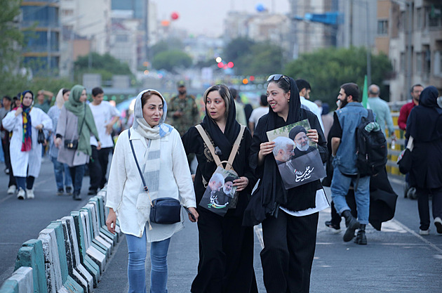 „Nebuďme tak krutí.“ Hidžáby promluví v Íránu do voleb, zuří boj o hlasy žen