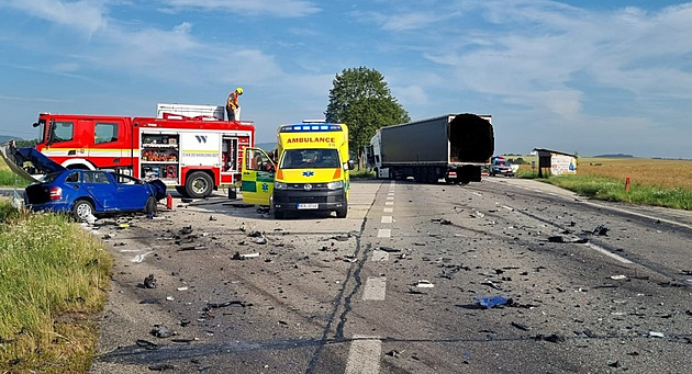Řidič osobáku boural na přehledném úseku u Vodňan, střet s kamionem nepřežil