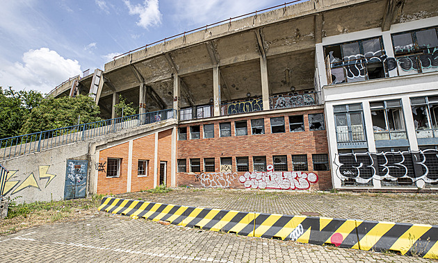 Ze stadionu, který byl svého asu chloubou Brna, zbyly jen ruiny prorostlé...