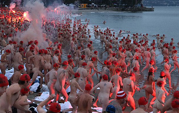 OBRAZEM: Tři tisíce naháčů oslavily zimní slunovrat plaváním v ledové řece