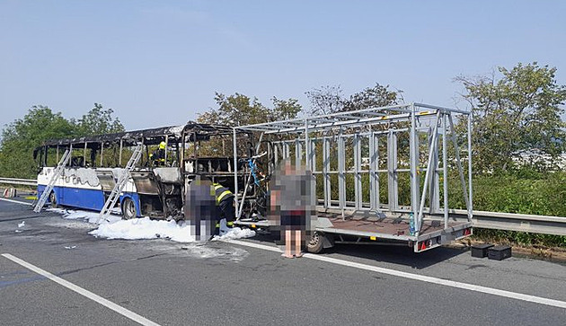 Autobus hořel na dálnici D5. Evakuovaly se dvě desítky lidí