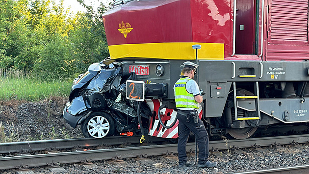 Na Mělnicku zemřel po srážce s vlakem řidič automobilu, provoz je obnoven