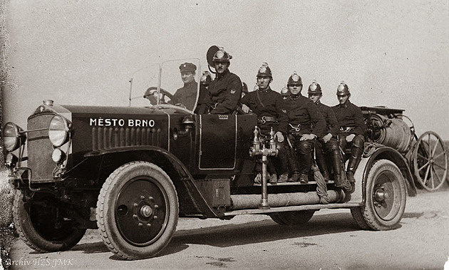 Brnnské mustvo hasi v roce 1927 na stíkace znaky Tatra