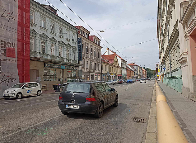 Teplárna bude pokládat horkovod v místech na snímku. Pes léto tudy idii...