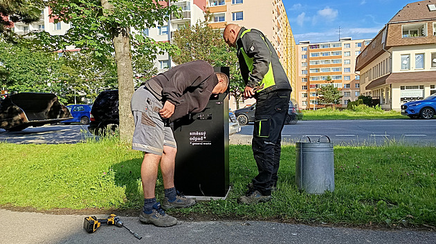 Žďár mění koše v celém městě. Nové nádoby odolají vandalům a ponesou logo