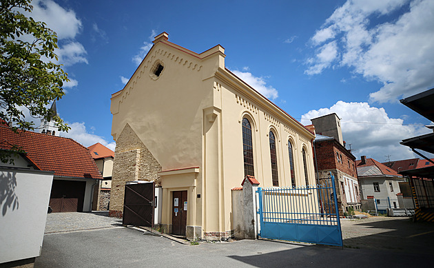 Zanedbaná pacovská synagoga získá další část fasády i kopie původních oken