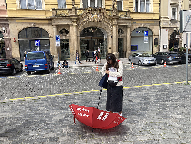 Konec deštníkářů v metropoli? Praha omezí zneužívání charity k prodeji