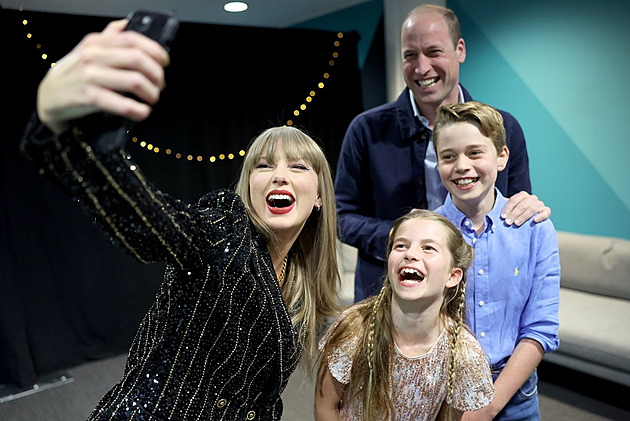 Na Taylor Swift přišli McCartney i Cruise, děti prince Williama chtěly selfie