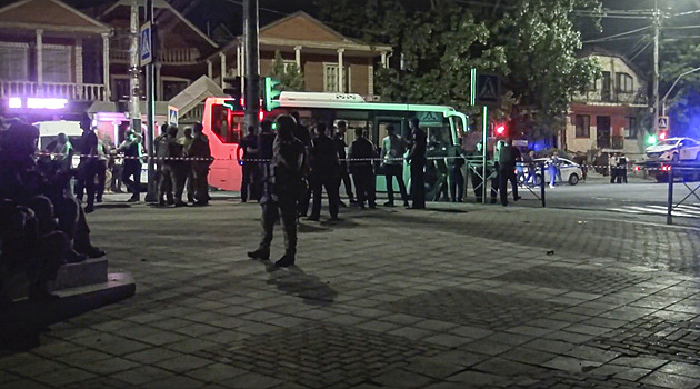 Útoky v Dagestánu mají 19 obětí, otce podezřelých vyhodili z Putinovy strany