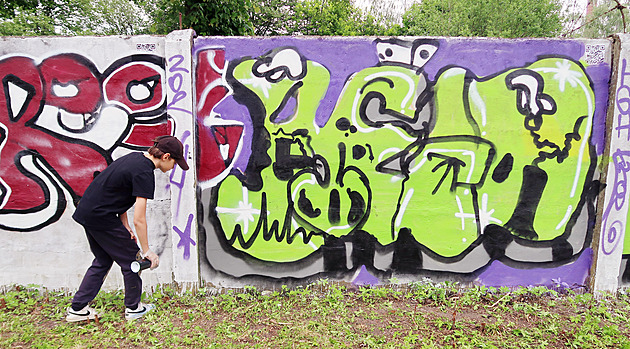Ve Dvoře vadily vandalské tagy, tovární zeď pro graffiti posílí sounáležitost