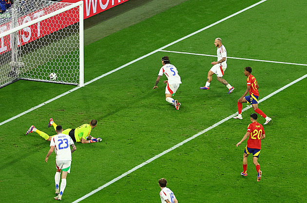 ONLINE: Španělsko - Itálie 1:0, vlastní gól Calafioriho, Williams trefuje břevno