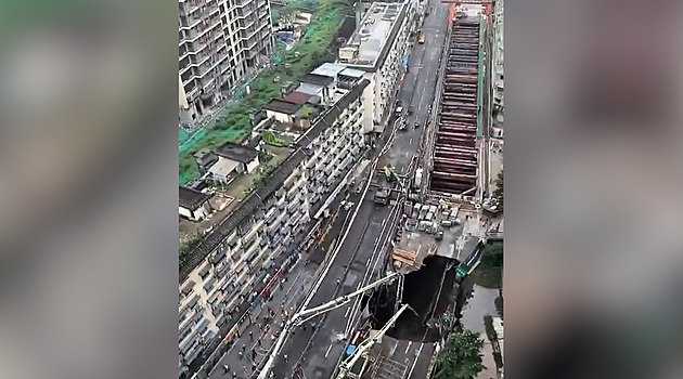 VIDEO: Jáma uprostřed ulice. V Číně se kvůli stavbě metra propadla zem