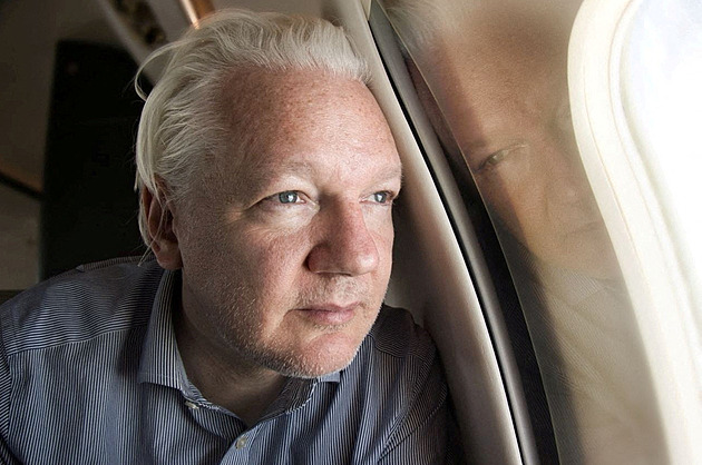 Assange volný a živý. USA se zbavily kontroverzního balvanu na krku