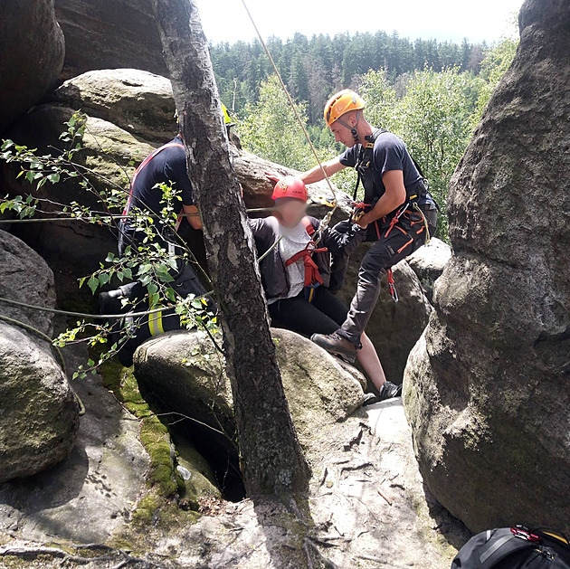 Žena ve skalách zapadla do pětimetrové průrvy, hasiči ji vytáhli na kladce