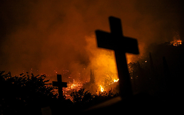 Jachtaři z lodi odpalovali ohňostroje, zapálili ostrov nedaleko Atén