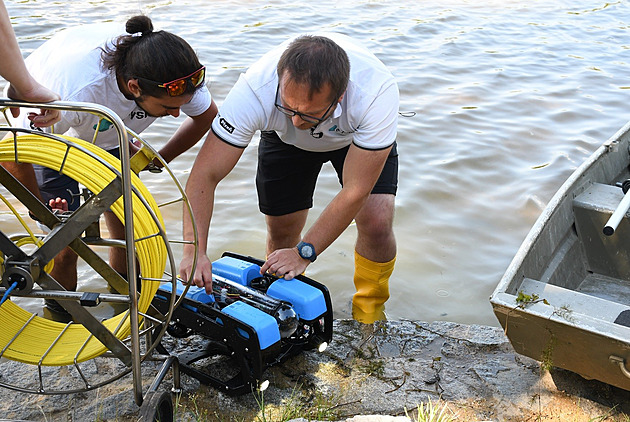 Bez plavek a šnorchlu. S průzkumem rybníku v Plzni pomohl podvodní dron